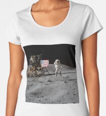 Camiseta premium de cuello ancho Astronauta y bandera estadounidense Apollo Moon Mission