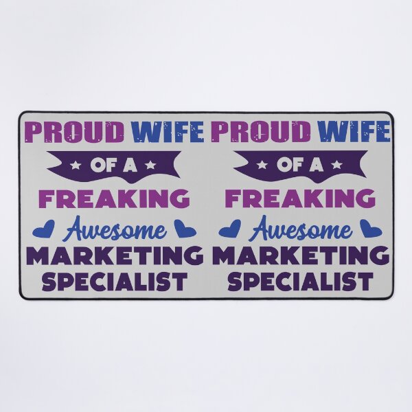 Vista previa del artículo con la obra «Orgullosa esposa de un increíble especialista en marketing, texto oscuro, vintage, trabajo divertido de especialista en marketing, humor de especialista en marketing, broma de especialista en marketing, meme,», diseñado y vendido por SGS-.