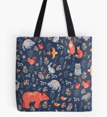 Märchenwald. Fox, Bär, Waschbär, Eulen, Hasen, Blumen und Kräuter auf blauem Grund. Tasche