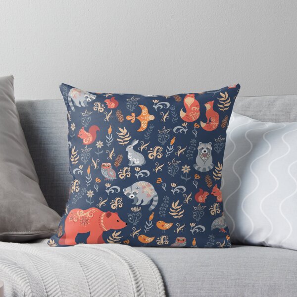 Vista previa del artículo con la obra «Bosque de cuento de hadas. Zorro, oso, mapache, búhos, conejos, flores y hierbas sobre un fondo azul.», diseñado y vendido por Skaska.