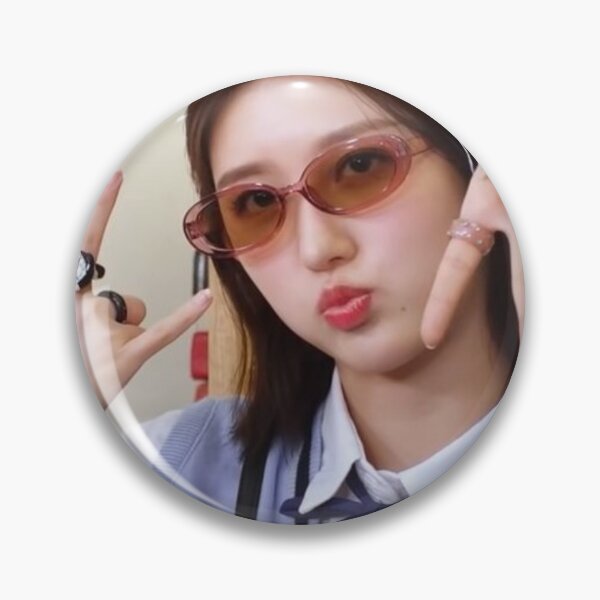 Aperçu de l'œuvre AUTOCOLLANT MIGNON LUNETTES DE SOLEIL IVE GAEUL créée et vendue par sihyeonlovefile.