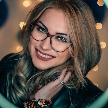 Sac fourre-tout for Sale avec l'œuvre « Belle jeune femme blonde - Main Image