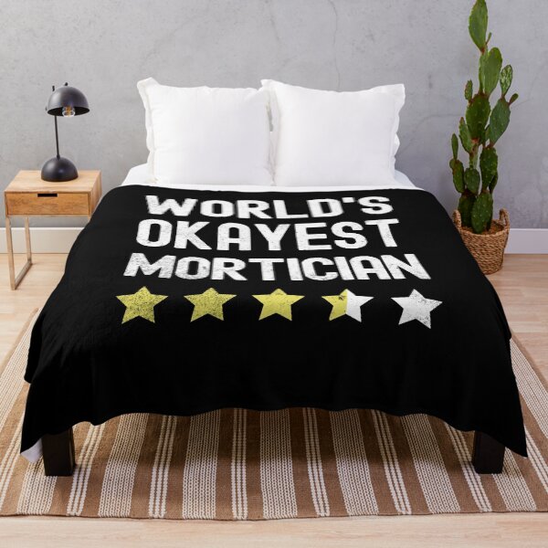 Aperçu de l'œuvre World's Okayest Mortician Job Best Funny Birthday créée et vendue par TRK Shirts.