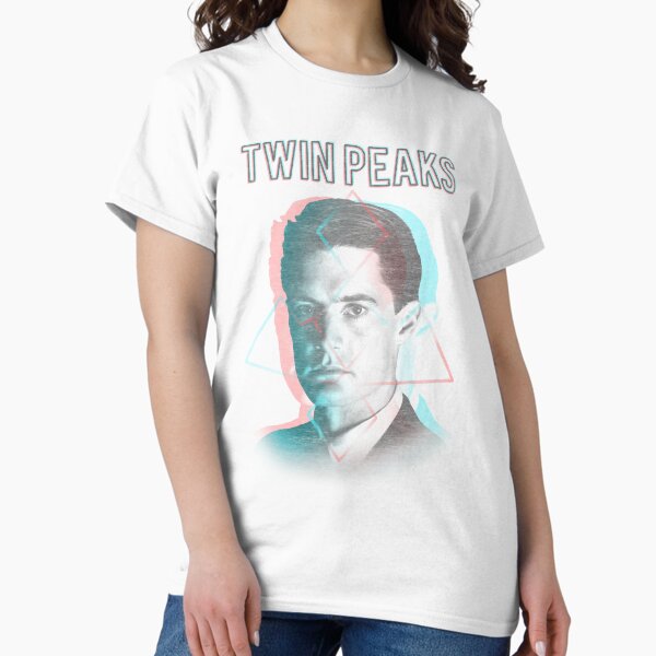 Vista previa del artículo con la obra «Twin Peaks FBI Agente especial Dale Cooper Retro 80's Glitch Retrato Logotipo», diseñado y vendido por FifthSun.