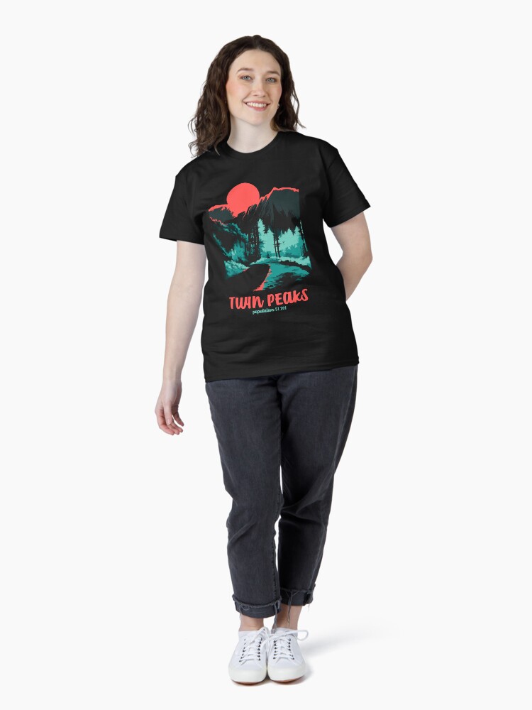 Imagen 4 de 7, Camiseta clásica con la obra Póster de bienvenida tonal de Twin Peaks Classic National Parks, diseñada y vendida por FifthSun.