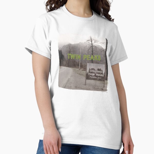 Vista previa del artículo con la obra «Cartel de bienvenida de Twin Peaks con vista a la montaña Photoreal», diseñado y vendido por FifthSun.