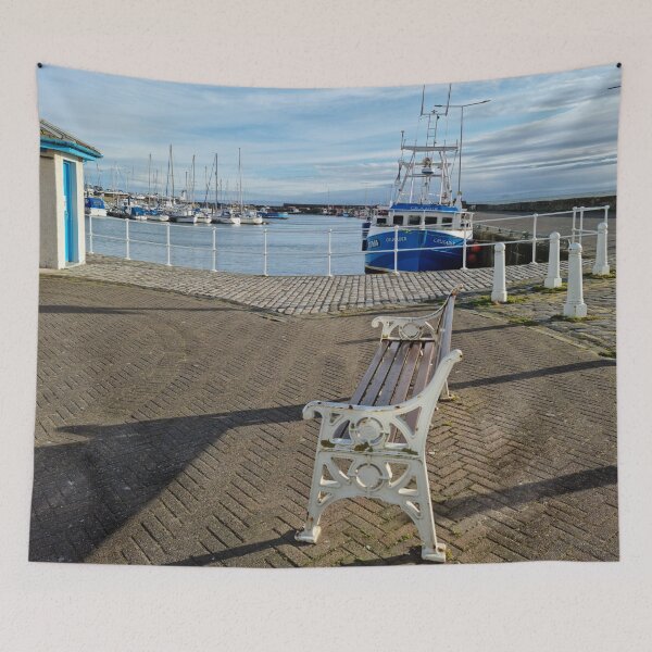 Artikelvorschau, Anstruther Hafen mit einem blauen Fischerboot und einer weißen Bank entworfen und verkauft von S-and-W-4ever.