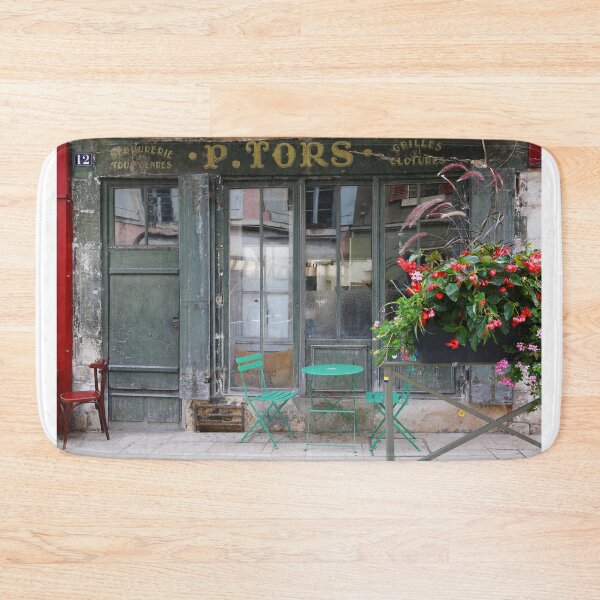 Aperçu de l'œuvre La chaise rouge, La Charité sur-Loire, France créée et vendue par Pauline Cutler.
