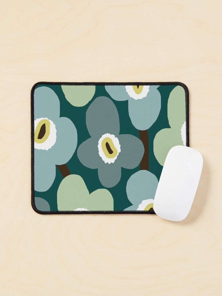 Aperçu 1 sur 5. Tapis de souris avec l'œuvre Motif floral scandinave rétro emblématique en vert et bleu créée et vendue par Deutschic.