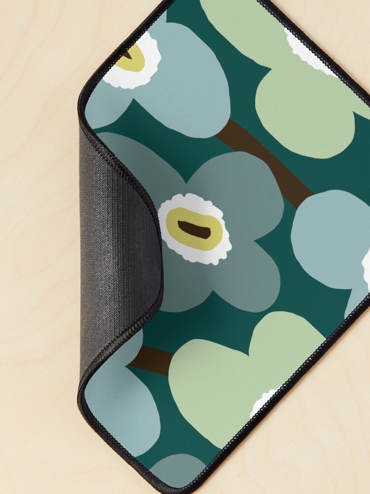Aperçu 2 sur 5. Tapis de souris avec l'œuvre Motif floral scandinave rétro emblématique en vert et bleu créée et vendue par Deutschic.