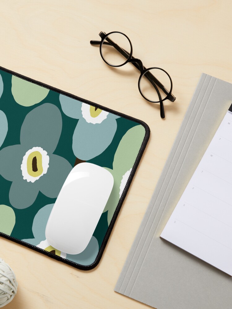 Aperçu 3 sur 5. Tapis de souris avec l'œuvre Motif floral scandinave rétro emblématique en vert et bleu créée et vendue par Deutschic.