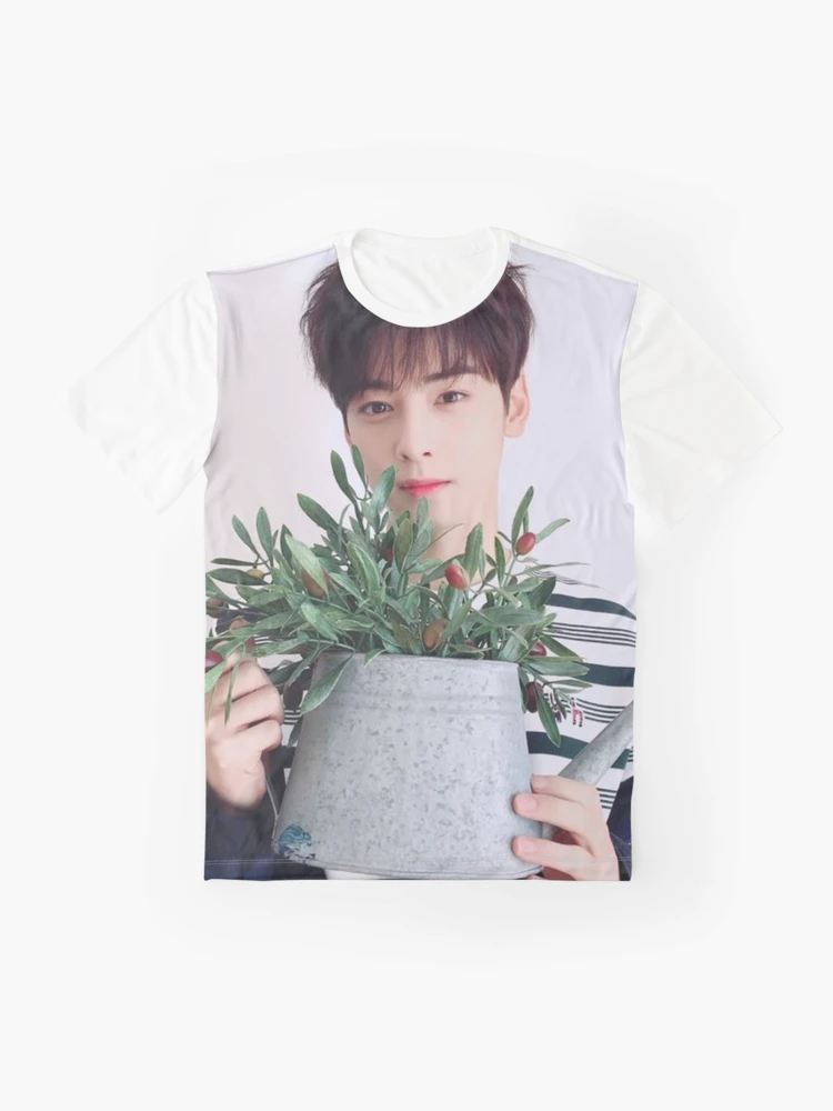 Cha EunWoo着用[LIBERCLASSY] DAFFODILS Flower Artwork T-shirt Cha Eunwoo