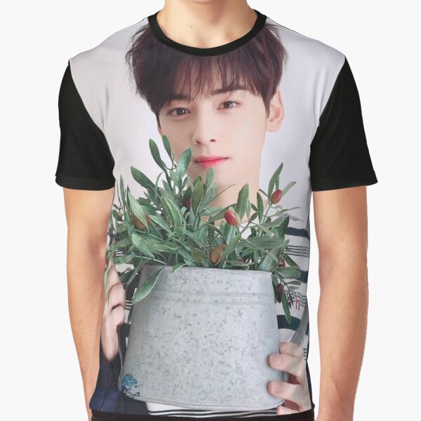 Cha EunWoo着用[LIBERCLASSY] DAFFODILS Flower Artwork T-shirt Cha Eunwoo