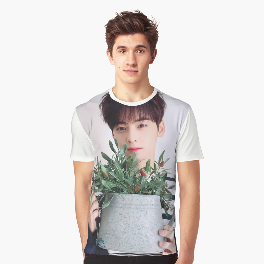 Cha EunWoo着用[LIBERCLASSY] DAFFODILS Flower Artwork T-shirt Cha Eunwoo