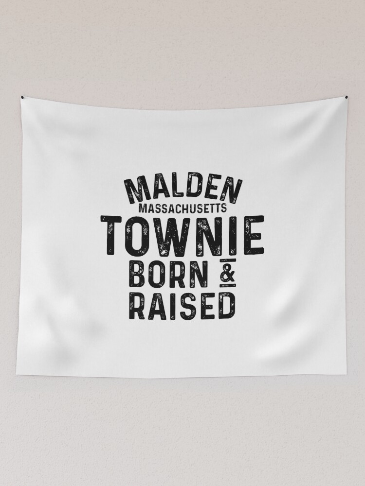 Aperçu 2 sur 3. Tentures avec l'œuvre Malden MA Townie Local créée et vendue par HalpinDesign.