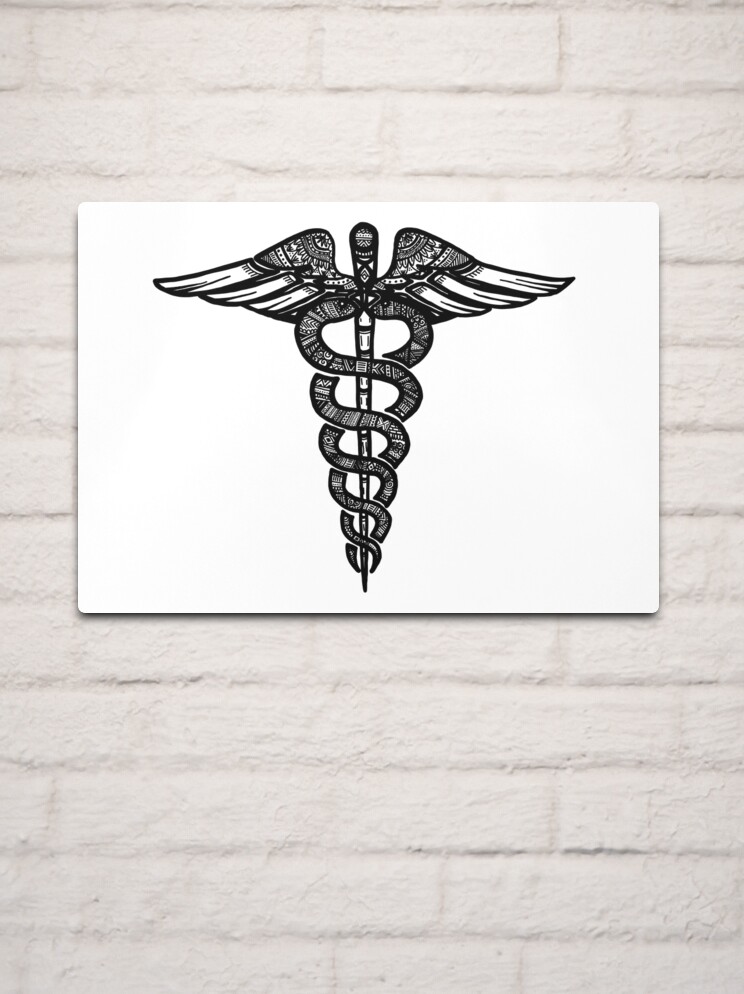 Impression métallique for Sale avec l'œuvre « caducée infirmière aides  serpent » de l'artiste huggymauve