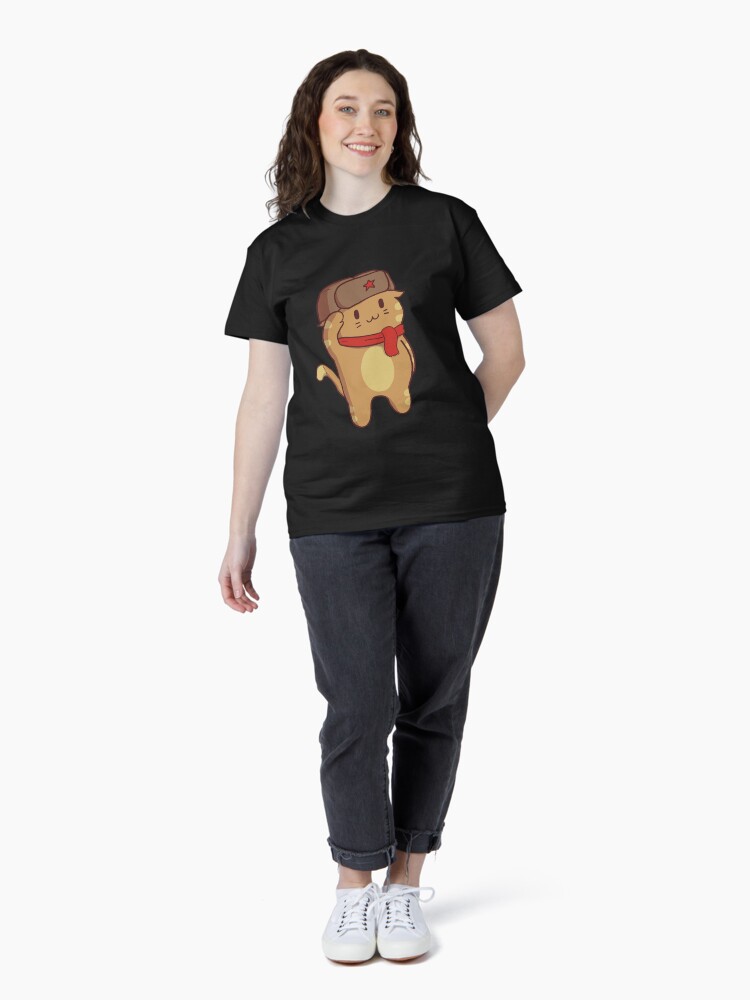 Imagen 4 de 7, Camiseta clásica con la obra Saludo al camarada Kat, diseñada y vendida por sivelobanova.