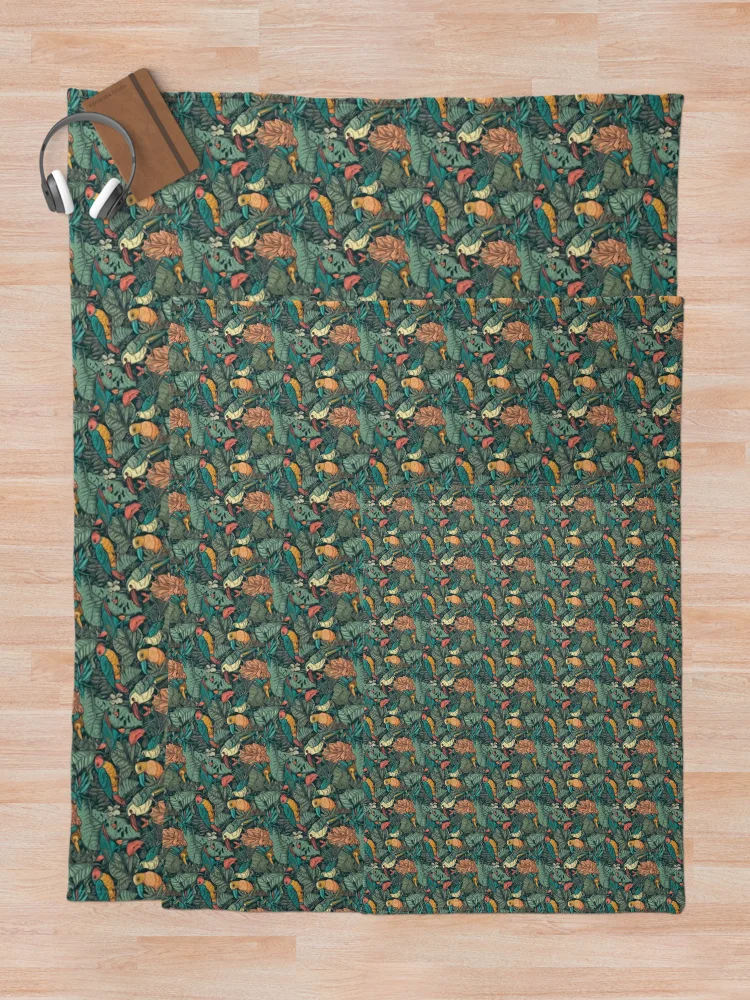 Aperçu 5 sur 6. Plaid avec l'œuvre Rainforest wildlife pattern créée et vendue par PatternSummit.