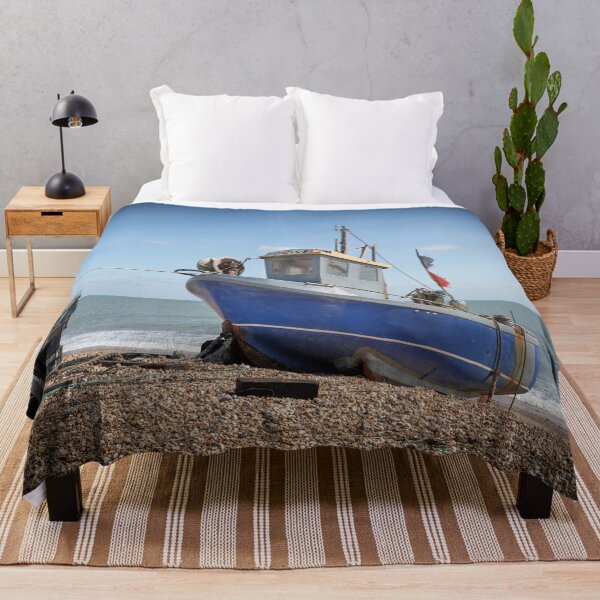 Artikelvorschau, Kleines blaues Fischerboot entworfen und verkauft von Dave Hare Photography.
