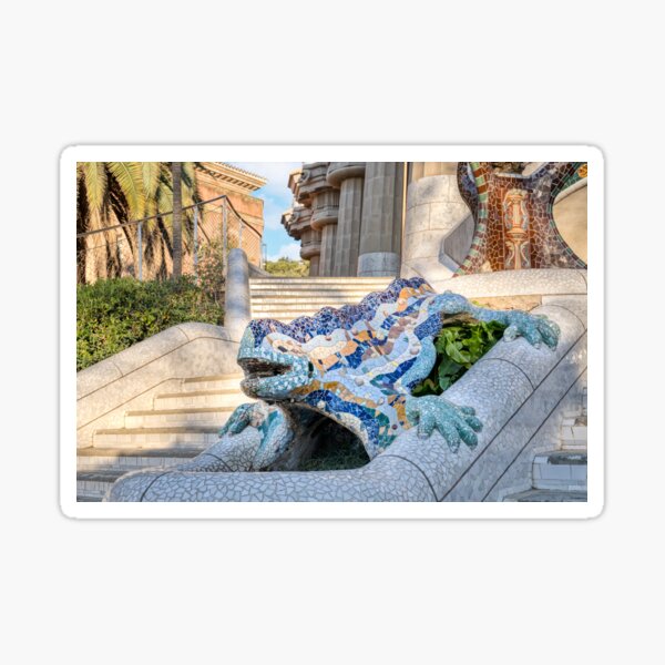 El Majestuoso Dragón de Park Güell, la escultura más emblemática de Gaudí, Barcelona, Cataluña, España Pegatina
