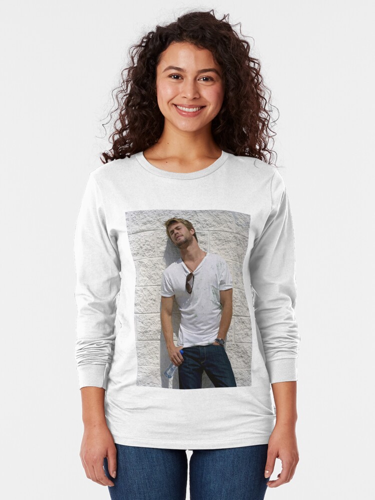 chris hemsworth in t shirt