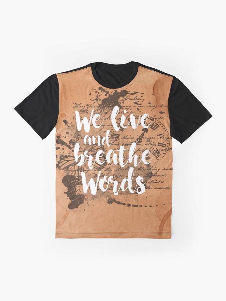 Vista alternativa de Camiseta gráfica We live and breathe words