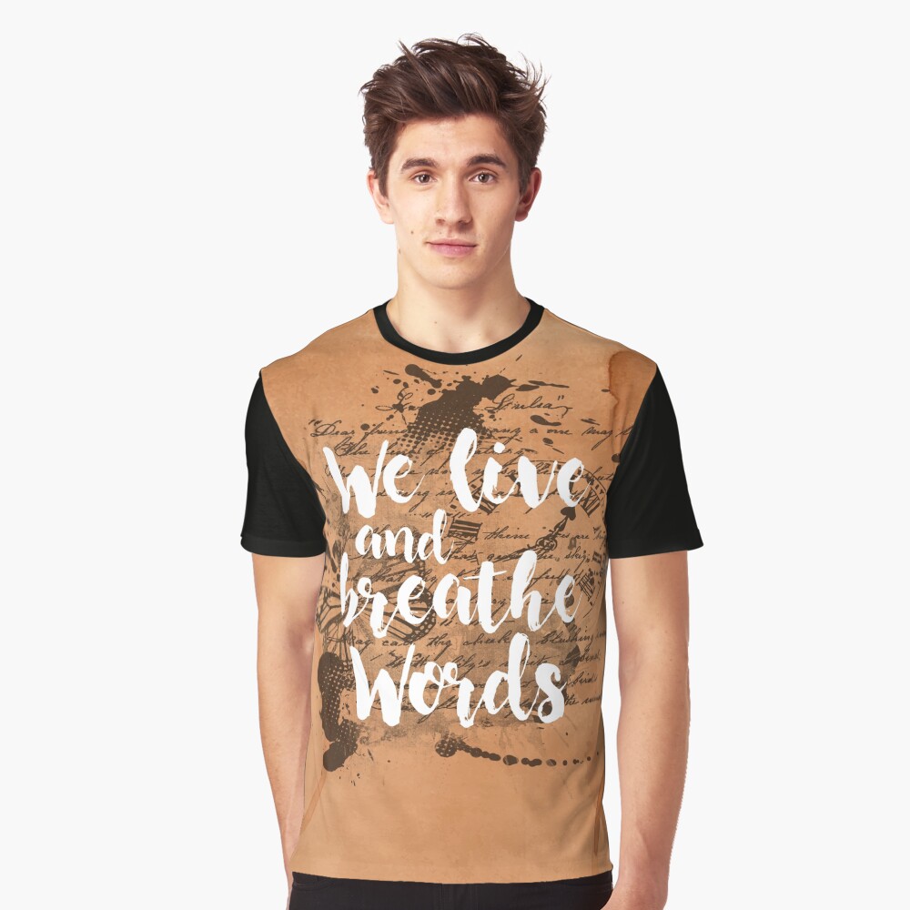 We live and breathe words Camiseta gráfica