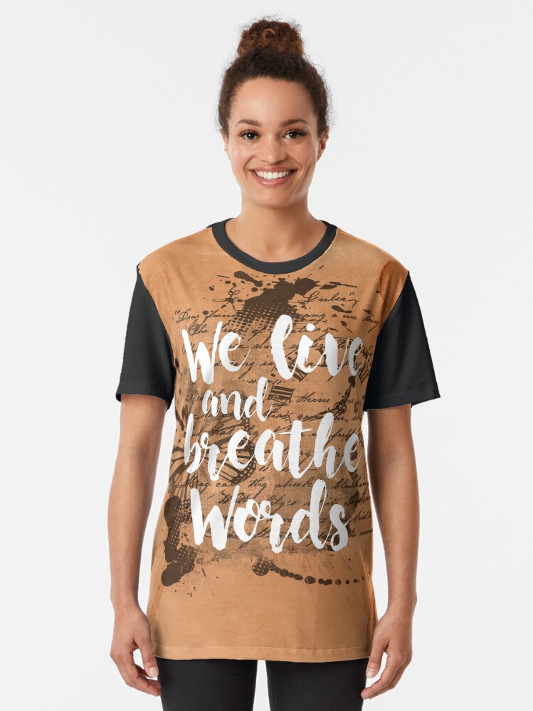 Vista alternativa de Camiseta gráfica We live and breathe words
