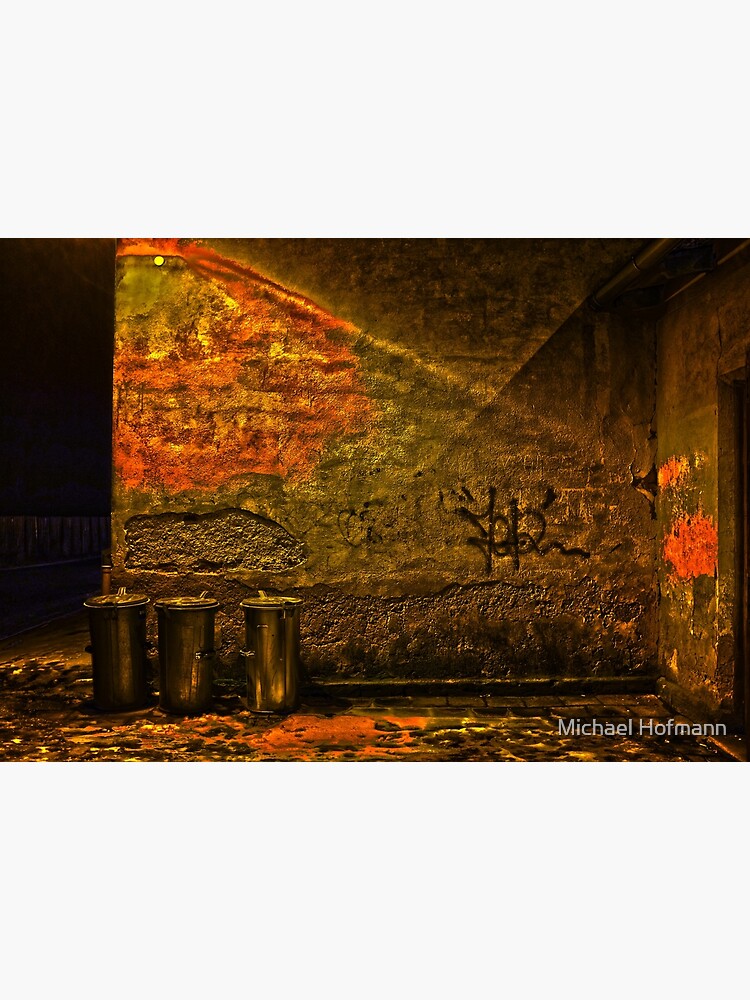 old train stations outside wall and dustbins at night von Mows