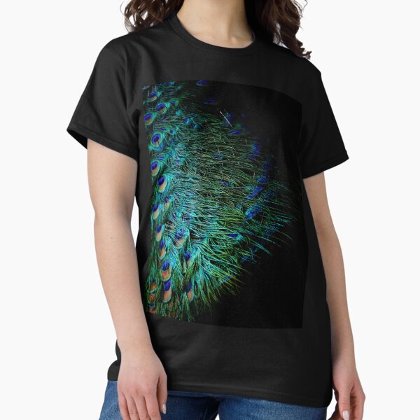 Vista previa del artículo con la obra «Plumas de pavo real sobre un fondo negro», diseñado y vendido por by-jwp.