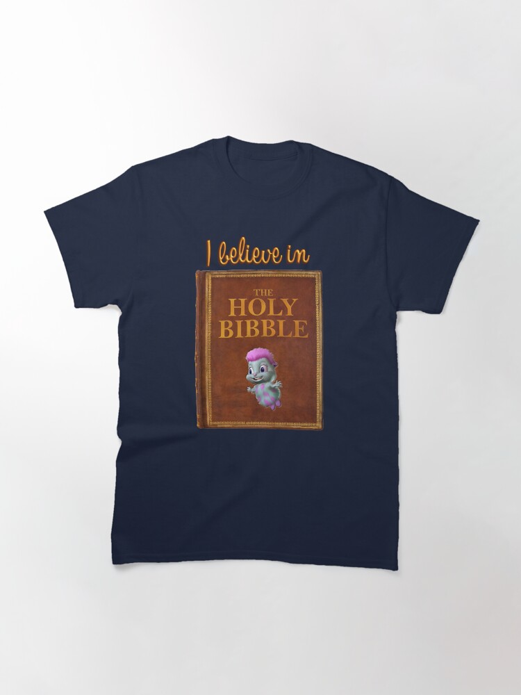 Aperçu 3 sur 7. T-shirt classique avec l'œuvre La Sainte Bible créée et vendue par snazzyseagull.