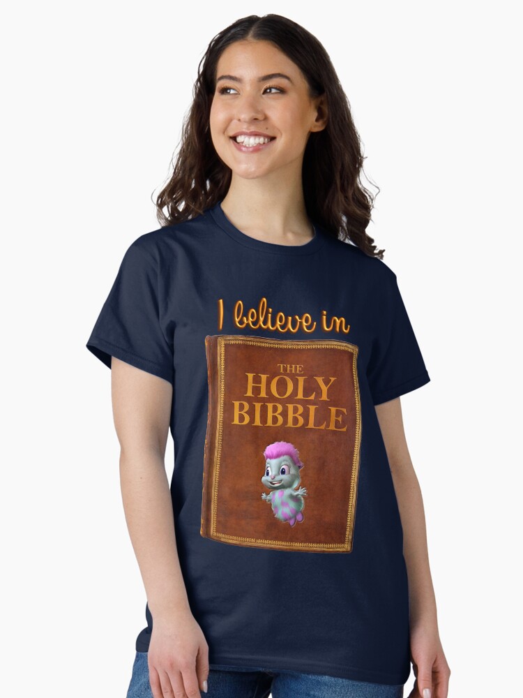 Aperçu 2 sur 7. T-shirt classique avec l'œuvre La Sainte Bible créée et vendue par snazzyseagull.