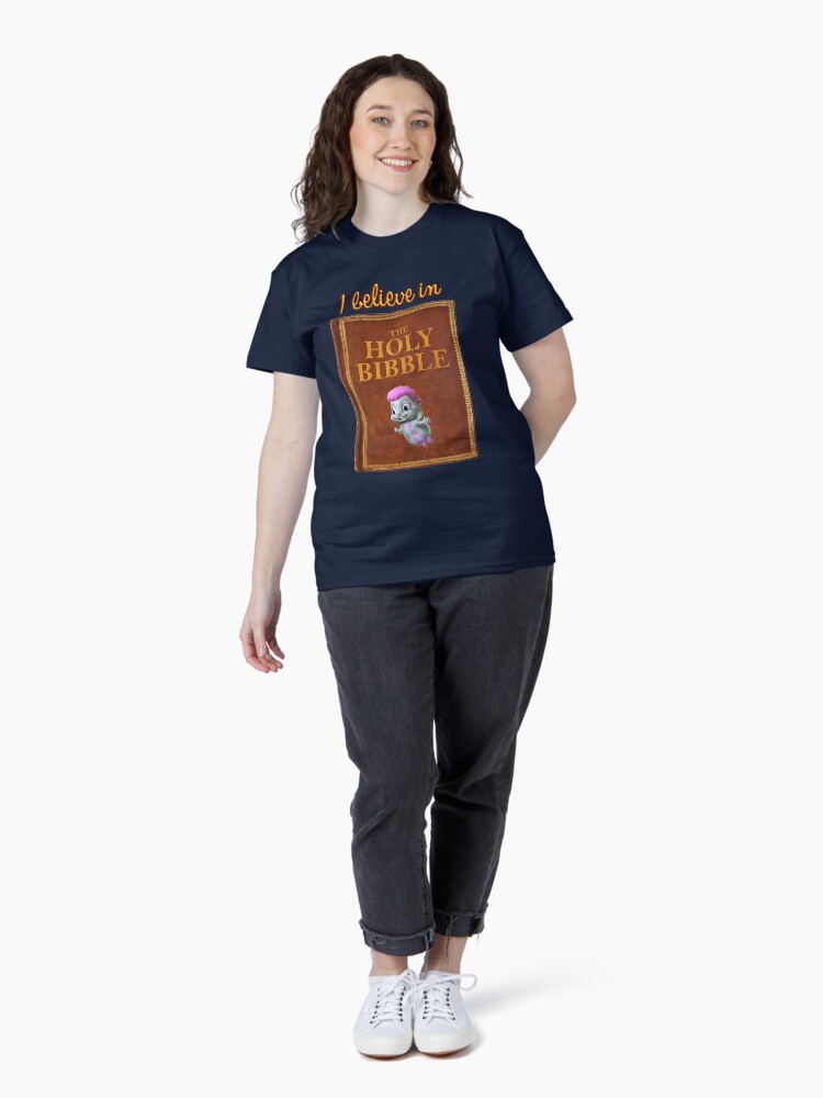 Aperçu 4 sur 7. T-shirt classique avec l'œuvre La Sainte Bible créée et vendue par snazzyseagull.