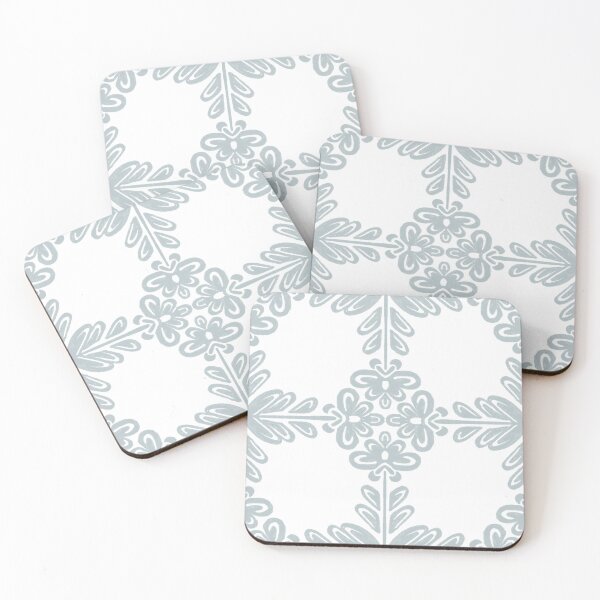 Aperçu de l'œuvre Grand Clover Tile Trèfle floral bleu et blanc créée et vendue par Erinhoffmann.