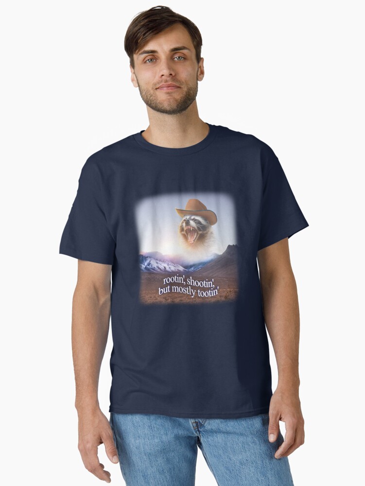 Imagen 2 de 7, Camiseta clásica con la obra rootin shootin pero sobre todo tootin vaquero mapache arte de la palabra, diseñada y vendida por snazzyseagull.