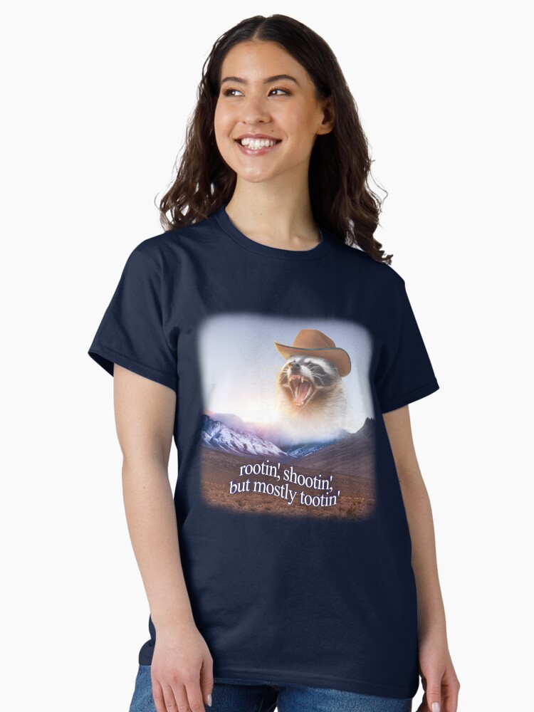 Imagen 1 de 7, Camiseta clásica con la obra rootin shootin pero sobre todo tootin vaquero mapache arte de la palabra, diseñada y vendida por snazzyseagull.