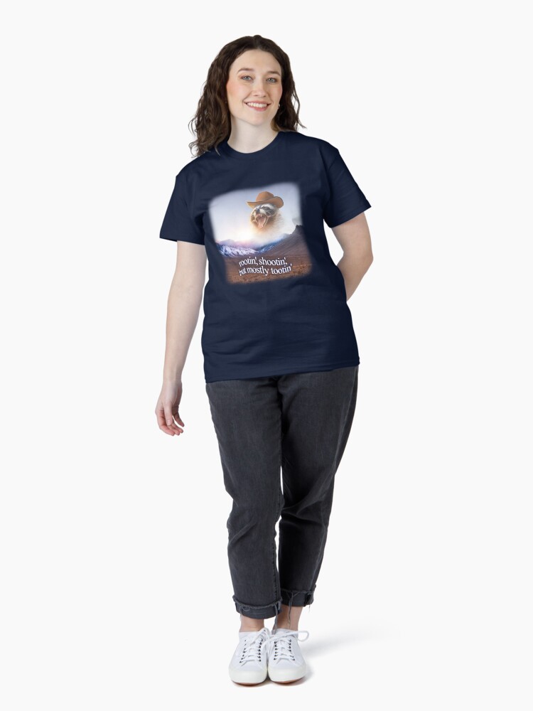 Imagen 4 de 7, Camiseta clásica con la obra rootin shootin pero sobre todo tootin vaquero mapache arte de la palabra, diseñada y vendida por snazzyseagull.