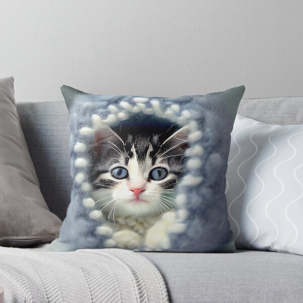Artikelvorschau, Niedliches, kuscheliges, gestricktes Kätzchen in einem Katzenbett-Wurfkissen-Design entworfen und verkauft von Sowari-Pillows.