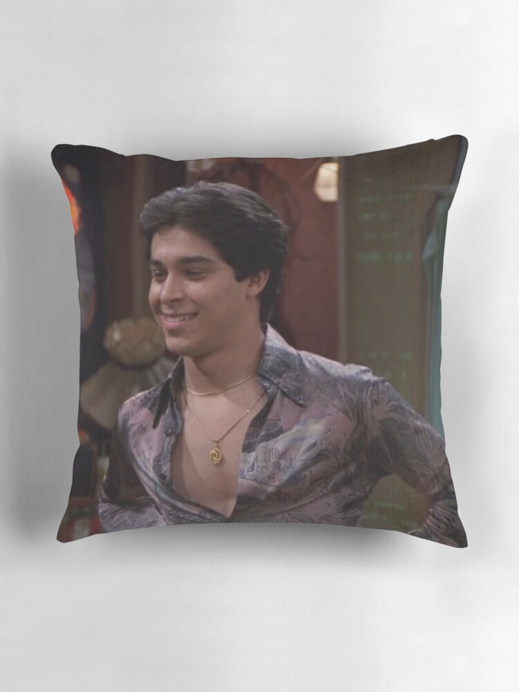 Imagen 3 de 4, Cojín con la obra Fez, That 70s Show, diseñada y vendida por R-uby.