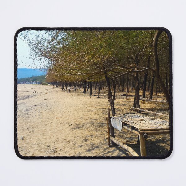 Aperçu de l'œuvre Plage de sable blanc avec pins et banc en bambou fait maison créée et vendue par kall3bu.