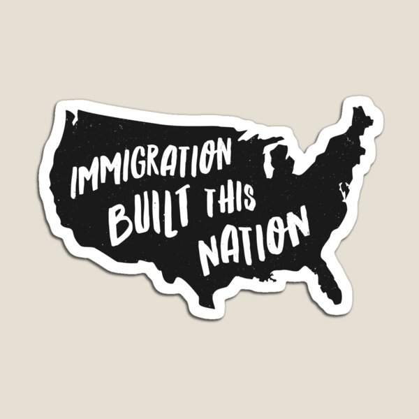 Vista previa del artículo con la obra «Camiseta pro inmigrantes "La inmigración construyó esta nación"», diseñado y vendido por Kiwi Queen.