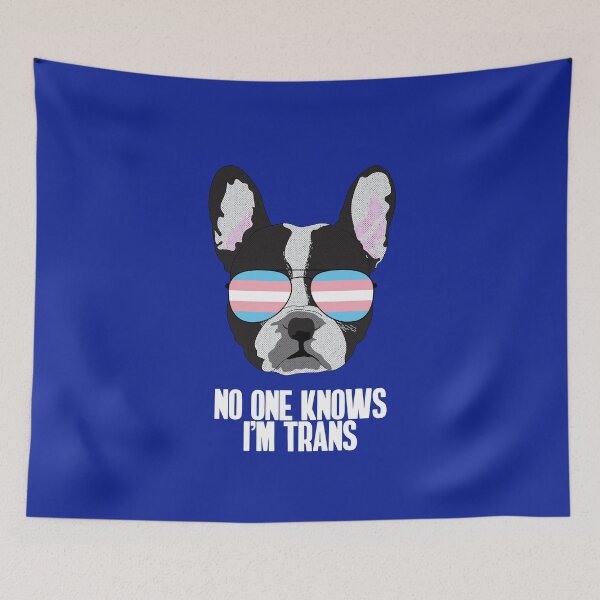 Aperçu de l'œuvre PERSONNE NE SAIT QUE JE SUIS TRANS – Drapeau de fierté trans drôle de chien Boston Terrier créée et vendue par Lightfield.