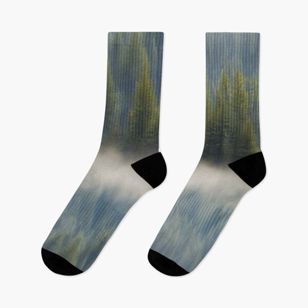 Aperçu de l'œuvre Misty Mountain Landscape créée et vendue par SvahaDesigns.