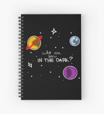 Cuaderno de espiral En la oscuridad (fuente blanca)