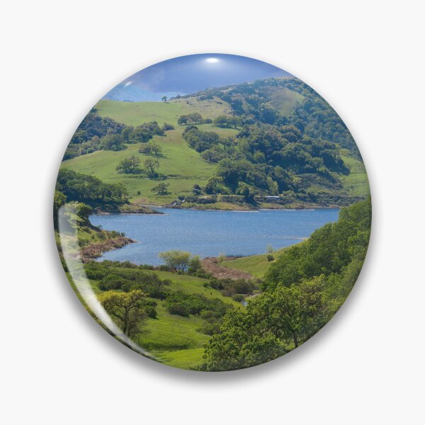 Artikelvorschau, Calero-Stausee mit üppigem grünem Eichenwald und Grasland entworfen und verkauft von yhelfman.