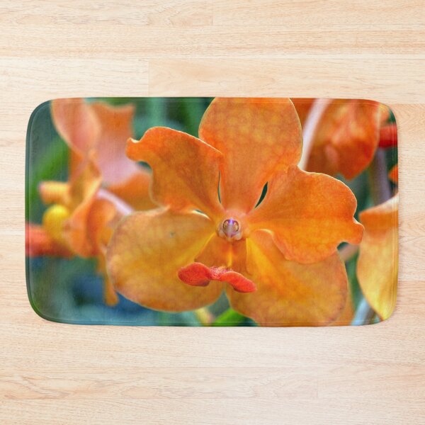 Artikelvorschau, Nahaufnahme einer orangefarbenen Orchidee entworfen und verkauft von likbatonboot.