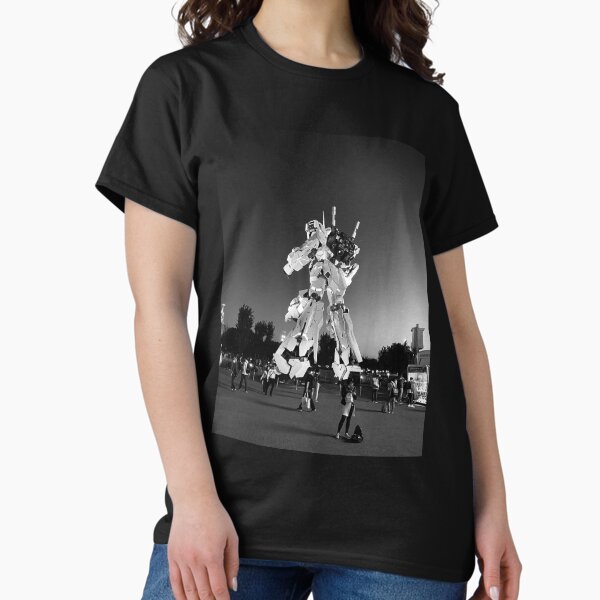 Black and white Gundam mecha robot in Tokyo Classic T-Shirt
