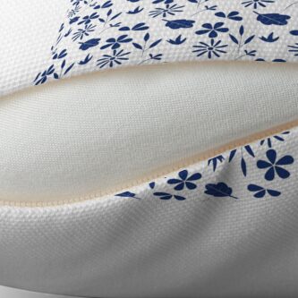 Aperçu 2 sur 3. Coussin avec l'œuvre Ensemble de fleurs bleues créée et vendue par LaFlamboyante.