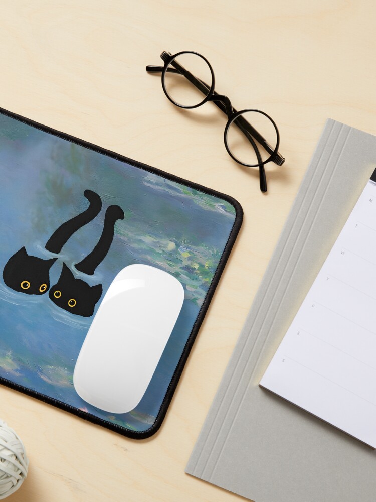 Aperçu 3 sur 5. Tapis de souris avec l'œuvre Deux Chats Imprimé Monet Nénuphar créée et vendue par outdoorway.