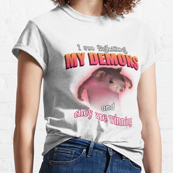 Je combats mes démons et ils gagnent un mème d'art de mot de rat T-shirt classique